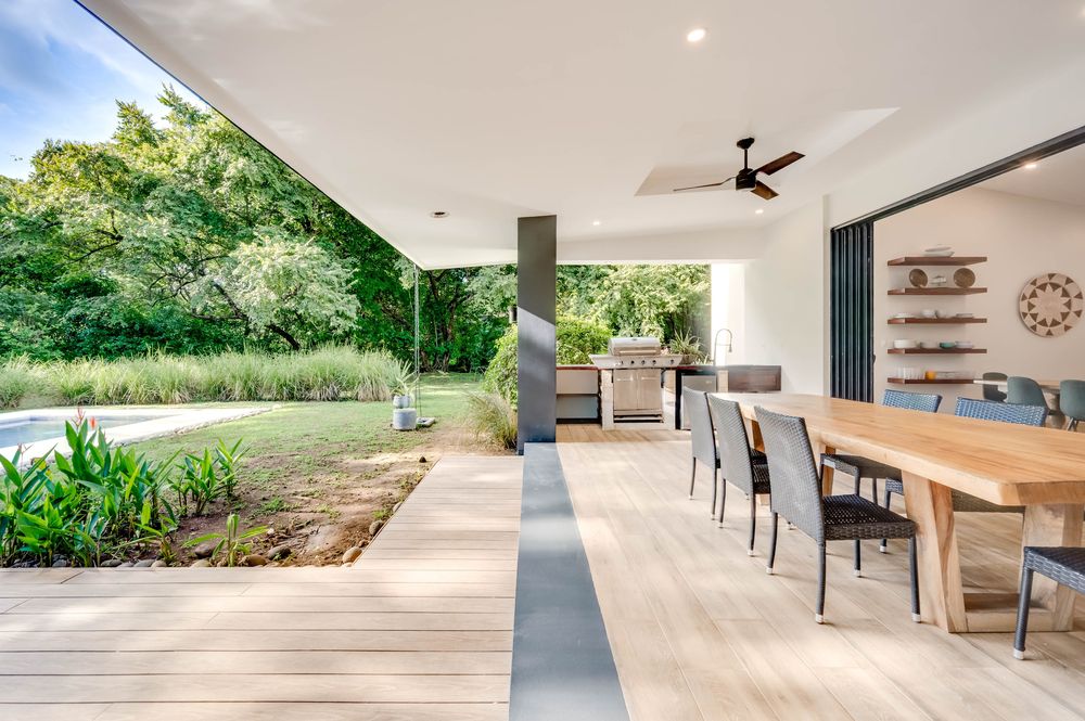 Outdoor dining beside the pool